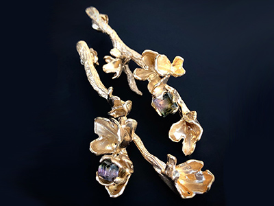 Sculptural jewellery piece of gold flowers