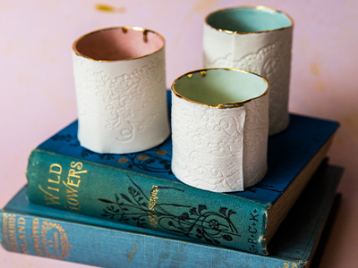TEALIGHT HOLDERS WITH COLOURFUL PASTEL INSIDES AND GOLD RIM